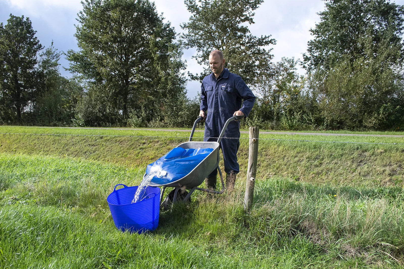 Kruiwagen vol gras op het erf